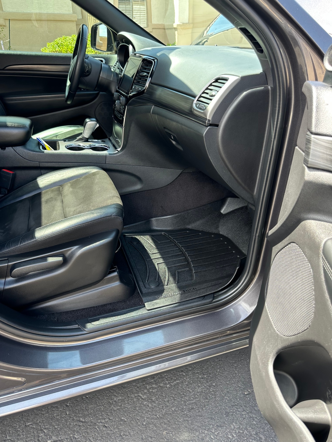 Jeep Grand Cherokee — Interior Detail (Dash & Mats)