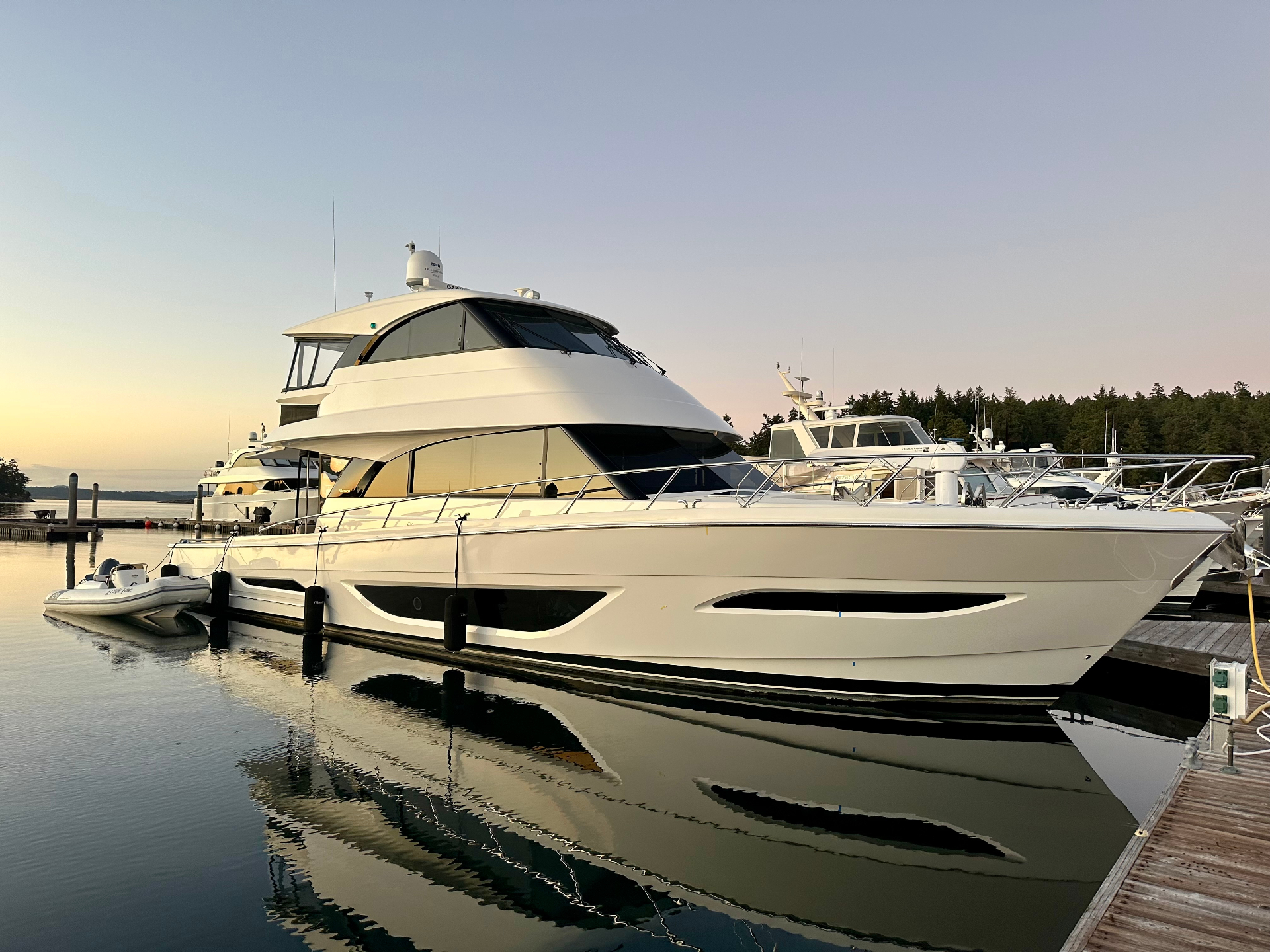 Maritimo Yacht — Sunset Marina