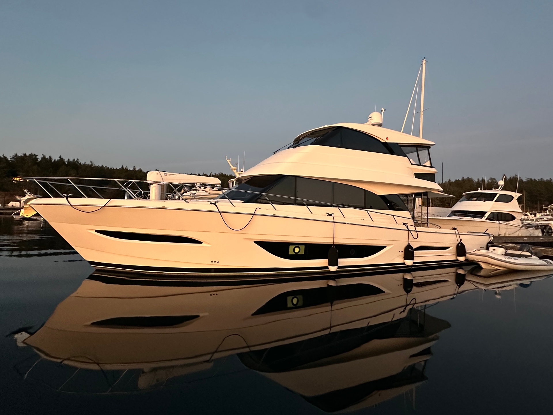 Maritimo Yacht — Bow Reflection